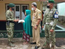 Prajurit Yonif 321 GT Bantu Masyarakat Terdampak Covid-19