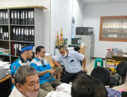 Ratusan Buruh Dan Karyawan menggelar Aksi