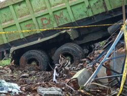 Truk Tak Berdokumen Terguling Satu Bangunan Hancur
