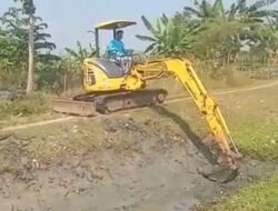 Hadapi musim tanam Kemarau, Pemdes Pegagan kidul kerjasama dengan Pemdes Kertasura Normalisasi Sungai Bongklang
