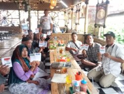 Sambil Ngobrol Di Rumah Makan  Ketua Ranting PKS Sosialisasikan Warna Kertas Suara 