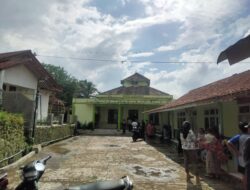 Satu Unit Mesjid Tersambar Petir, Atap Alat Elektronik Rusak 