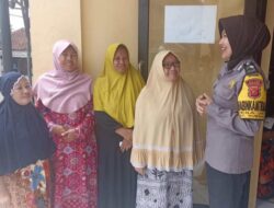 Sampaikan Pesan Kamtibmas, Polwan Cantik Kunjungi Masyarakat 