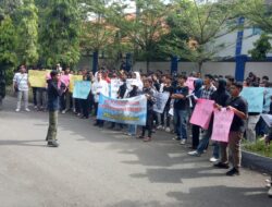 Aliansi Masyarakat Peduli Pendidikan Dan Mahasiswa Lakukan Aksi Demo Di Gedung YPPM UNMA