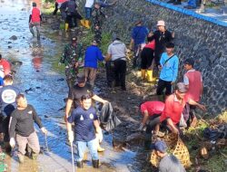 Pj. Dedi Supandi Bersama Tim Sapu Lakukan Aksi Bersih – Bersih Sungai