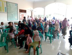 Pemdes Desa Karangreja  Bagikan   Beras Bagi Warga Jompo Dan Anak Yatim